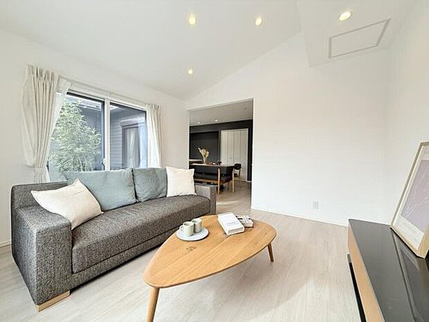 【【平屋モデルハウス27号棟】】平屋だからこそ実現できる「リビング勾配天井」は開放感が抜群です。
明るい陽ざしがリビングを明るく照らしてくれます。
※2025年11月撮影