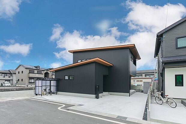 【【施工例】家族がつながる黒ガルバのお家】ブラックガルバのクールな雰囲気。
軒を出して立体感をプラスし、バランスの良いフォルムに。