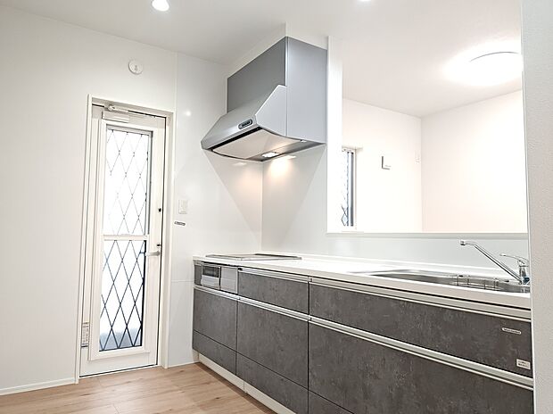 ■お料理をしながらご家族との会話も弾む対面キッチンです(撮影日:2025年11月15日)