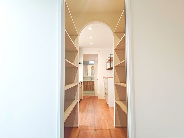 【パントリー】■玄関→パントリー→キッチンと一直線です(撮影日:2025年11月14日)