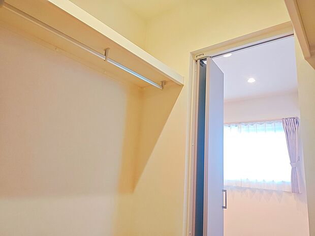 【ウォークインクローゼット】■WIC付き!季節物までひとまとめに収納でき、生活スペースを広く使えます(撮影日:2025年11月14日)