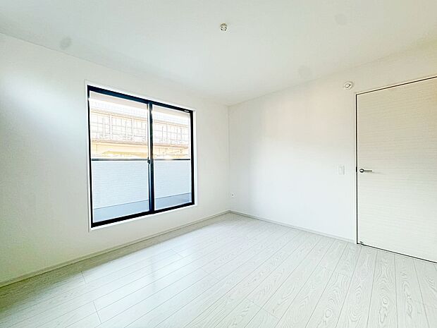 【洋室】■どんな家具にも合わせやすい明るい洋室。寝室・趣味部屋など、多目的に使える便利な空間です。(撮影日:2025-11-23)