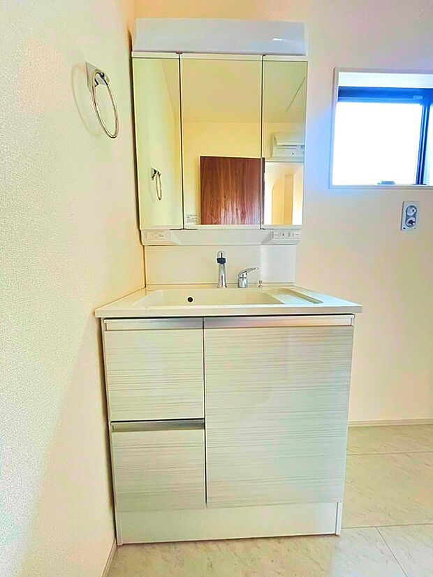 【洗面台】■三面鏡が便利で朝の身支度がしやすいです◎収納スペースも豊富でスキンケア品等の整理整頓がしやすいですね♪（撮影日：2026.3.19）