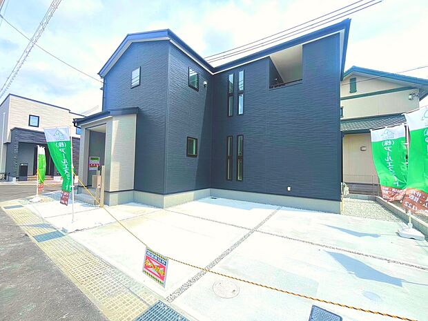 【1号棟】前面道路は6mと広いため、駐車が苦手な方でも安心です(撮影日:2026.3.29)