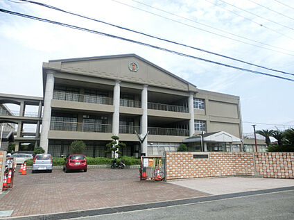 氷丘小学校 900ｍ(徒歩13分)