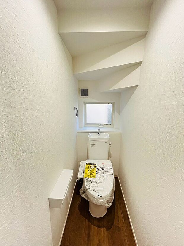 【トイレ】1階と2階のそれぞれにトイレを完備。就寝中や体調が悪い夜も、階段を使わず安心です。(撮影日:206.10.3)
