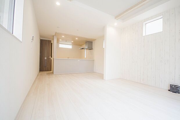 通風・採光に優れ、心地よい光と風が溢れています。 贅沢で豊かな居住性と、プライドを満たすクオリティが見事に調和した住空間。新築ならではの快適なひとときをご体感頂ける筈です。