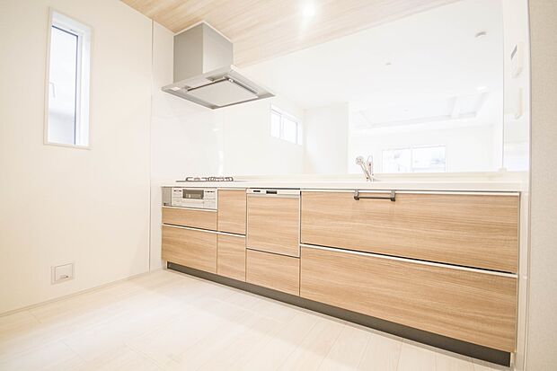 三口コンロで料理の幅を拡げてくれる使いやすいシステムキッチンを採用。洗い場も大きいので野菜や食器を洗ったりする際にも捗り、奥様の強い味方となってくれるはずです。