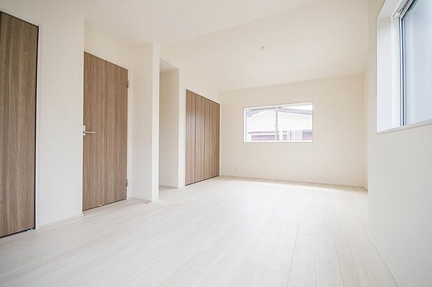 独立性を高めたお部屋。たっぷりの収納も配備しており、片付いた空間を現実出来そう。陽光も降り注ぐ明るく開放的な空間が魅力的。