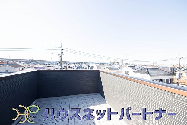 朝の澄んだ空気や、夕方に吹く清々しい風を五感で感じられるバルコニー。住まいの中で屋外にあって、本当の自然を感じられるスペースです。