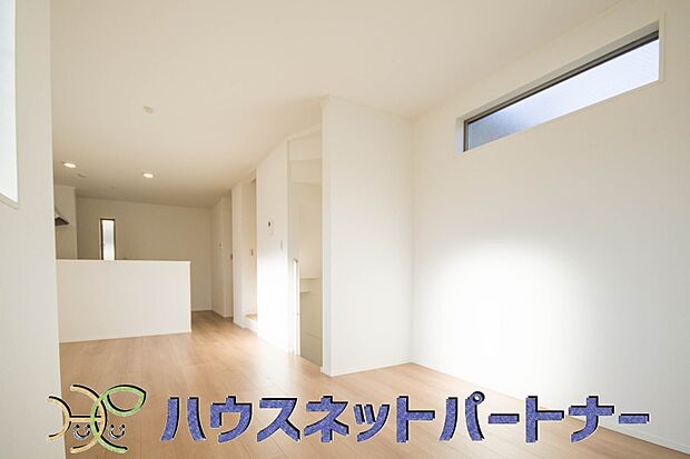 階を移動する際にリビングを通る、リビングイン階段。自然なかたちで家族が集まるため、お子様の個室が1階や3階にある場合でも、毎日の挨拶や会話が増えやすくなります。