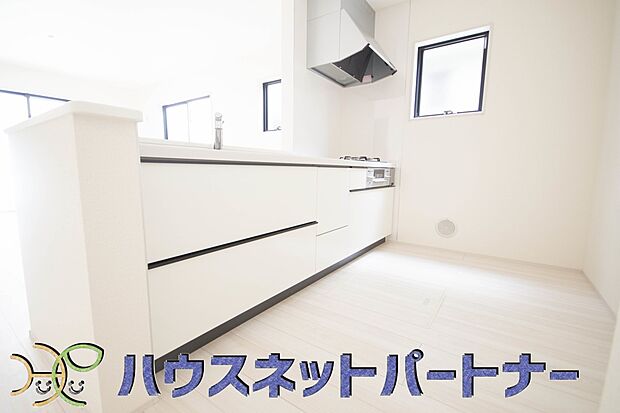 カウンターキッチンは広くて収納力もあるので、快適に料理をすることができます。食器や炊事用具を手の届くところに配置しやすいため調理もスピーディーです。