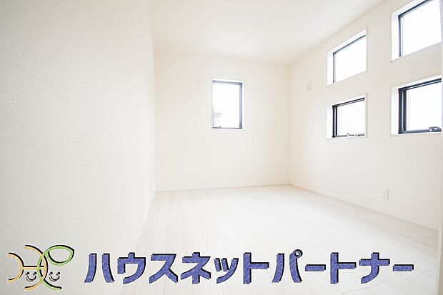 各部屋を最大限に広く使って頂ける様、全居住スペースに収納付。プライベートルームはゆったりと快適に。
