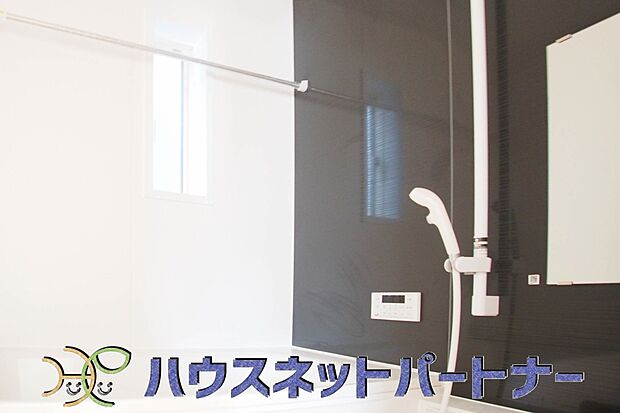 【浴室】明るい作りの浴室は心も体もリフレッシュさせてくれます。窓もあるので湿気を外へ逃がすことも出来ます。