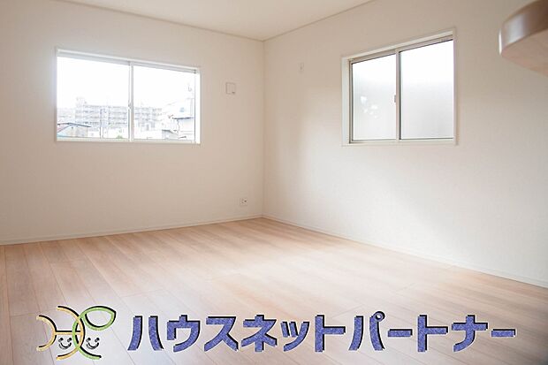 【リビングダイニング】忙しい朝でも家族揃って食事をして頂ける、ゆとりある大きさのダイニングスペース。奥様の手料理をカウンター越しに受けとって頂き、テーブルで囲む素敵な時間を存分にお愉しみ下さい。