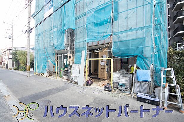 【玄関】玄関前に季節のお花を置いて可愛く演出してみてはいかがですか。来客が憧れる玄関造りを楽しんで下さい。