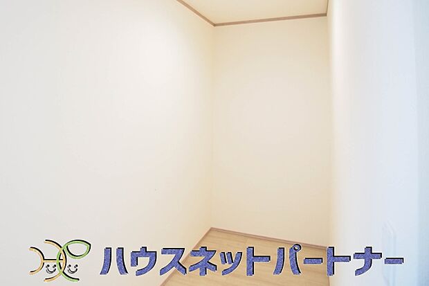 【収納】パントリー（食料庫）常温保存できるパン、お米、調味料、缶詰など、日常的に使うものや未開封の食品の収納にぴったり。棚にものを並べて収納すれば、何が足りないのかひと目で確認できます。