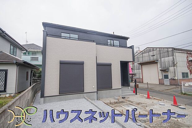 【庭】一戸建ての醍醐味は、何といっても庭があること。花や野菜を育てたり、子供と遊んだり、お客様を迎えたり…。大切なペットと過ごす心地良いスペースにもなりますね。