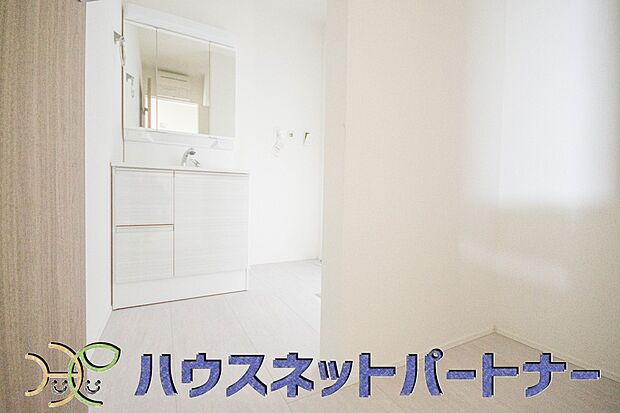 【ランドリースペース】毎日使う洗濯機。しっかりと奥行きのある置き場が確保されています。