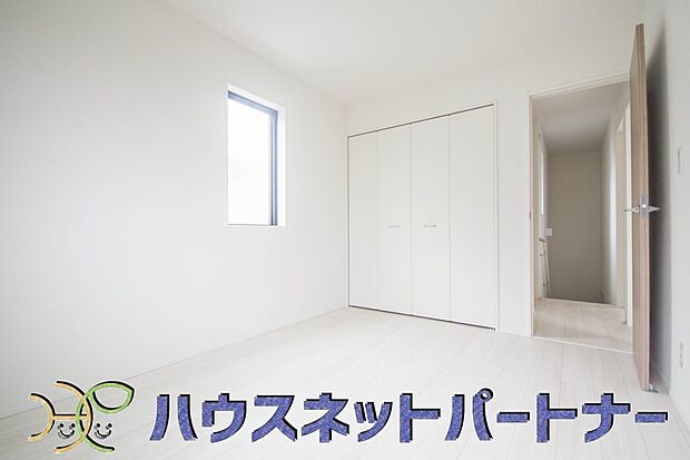【洋室】2面窓のある風通しの良いお部屋は心も体も元気にしてくれます。自分だけのお部屋作りを楽しんでみては。