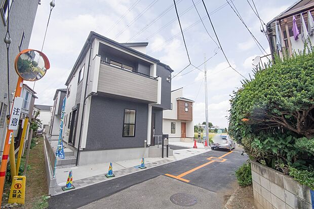 【現地外観写真】街に溶け合う美しい景観と、採光や風通しを考えて設計された間取り。近隣の視線を考え調整した窓位置など、外観だけでなく、住まうご家族の心地よさを最優先しました。