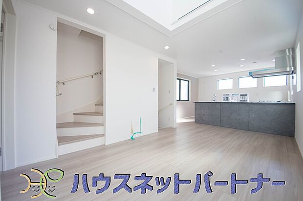 【ダイニング】キッチンカウンターがあると配膳が楽なことがメリットの一つ。後片付けをするときも、ダイニングテーブルからあまり動かずに流し台へ運ぶことができるので便利です♪