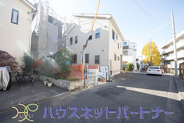 【前面道路含む現地写真】居住者の帰り、訪れる方を優しく迎える・安らぎに満ちた生活空間を予感させる。健やかな暮らしを楽しめそう。