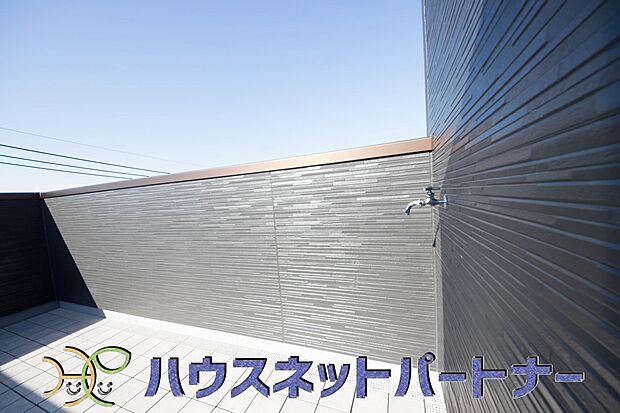 【バルコニー】水栓付きバルコニー。ガーデニングの水やりや、バルコニーのお掃除の際に水栓があるととても便利。開放的なプライベート空間へ。