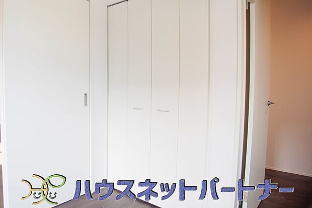 【収納】壁面クローゼットのメリットは、衣類が横一列に並ぶためひと目で洋服が選びやすいこと。衣類をたくさんお持ちの方も、限られたスペース内に無理なく収納することができます。