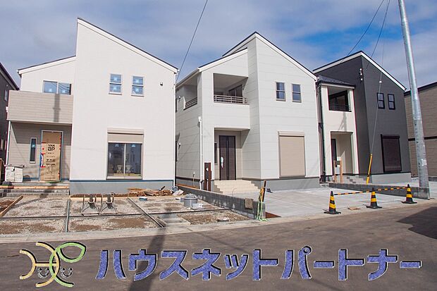 【前面道路含む現地写真】前面道路の日当たりの良い明るいお家。