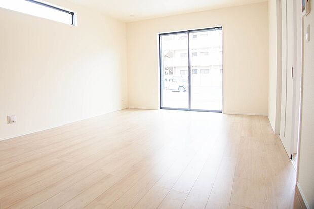 【ダイニングキッチン】カウンターキッチンなら、リビングで遊ぶ子供の様子を見ながら料理ができるので安心です。料理を運んでもらったり、子供にお手伝いしてもらいやすいのもいいですね♪