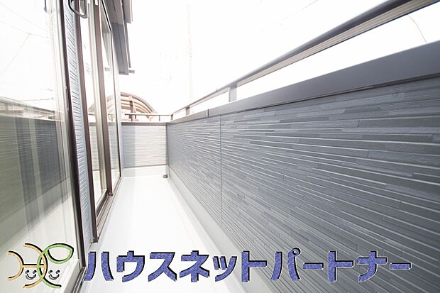 【バルコニー】朝の澄んだ空気や、夕方に吹く清々しい風を五感で感じられるバルコニー。住まいの中で唯一屋外にあって、本当の自然を感じられるスペースです。