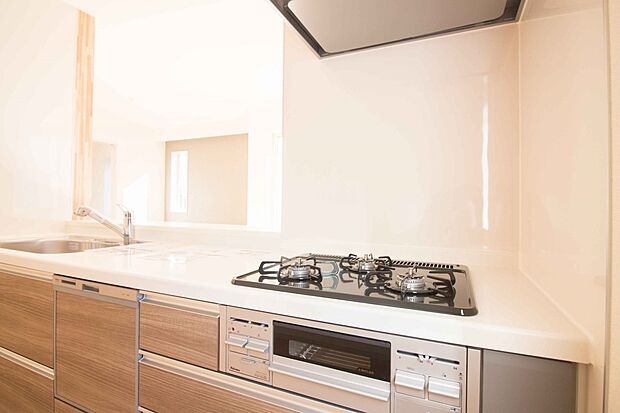 【システムキッチン】最新設備搭載のシステムキッチン。収納数も多いので、常に纏まりある空間に。