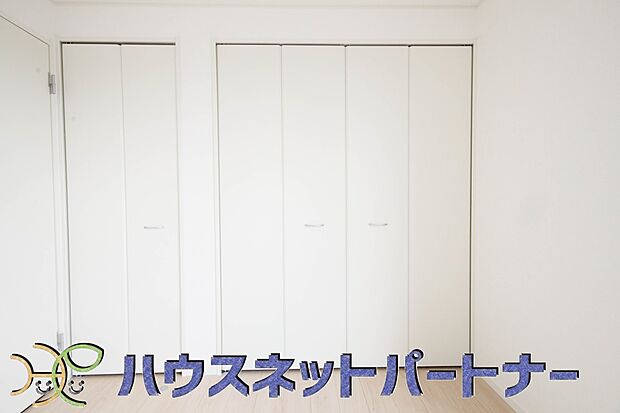 【収納】多くの人がお困りの住まいの収納。壁面クローゼットがあればタンスを置く必要がなく、出っ張りのないスッキリ空間を維持できます。限られたスペースを有効に活用できそう。
