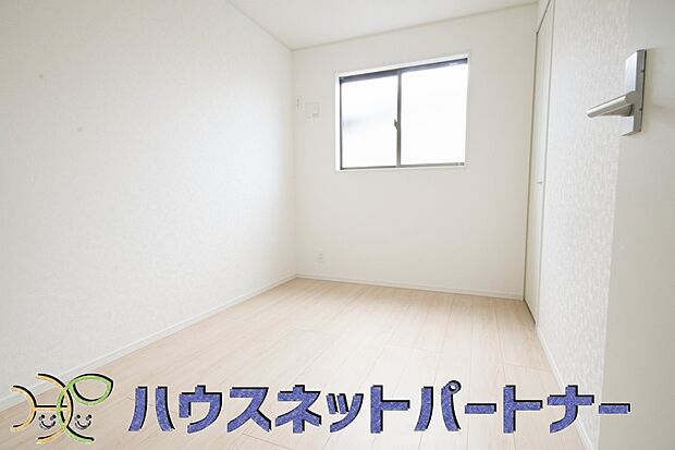 【寝室】ベッドを置いて主寝室をイメージ。それでも広々してますね。