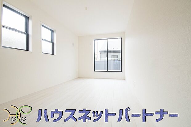 【子供部屋】うららかな陽射しがどのお部屋にも降り注ぎますように、快適さを追求した間取設計。得難い立地環境での生活を恵みの豊かな永住の地へと変えてくれます。