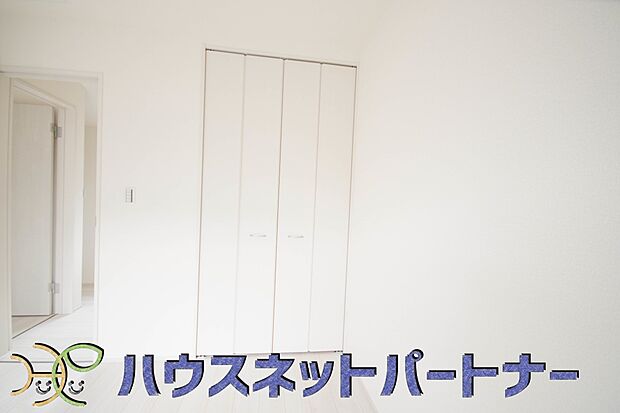 【収納】壁面クローゼットのメリットは、衣類が横一列に並ぶためひと目で洋服が選びやすいこと。衣類をたくさんお持ちの方も、限られたスペース内に無理なく収納することができます。