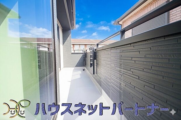 【バルコニー】太陽の光が燦々と降り注ぐ広さのあるバルコニーで毎日のお洗濯も快適に。太陽は心を元気にしてくれますよね。