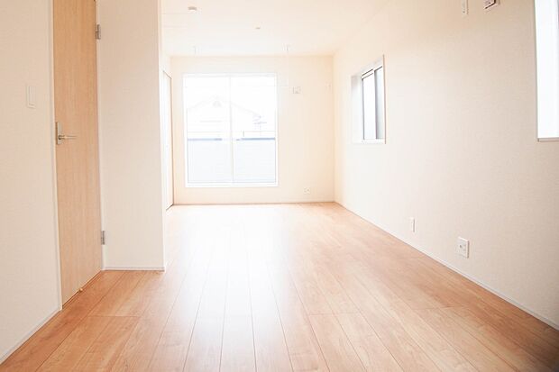 【リビング以外の居室】独立性を高めたお部屋。たっぷりの収納も配備しており、片付いた空間を現実出来そう。陽光も降り注ぐ明るく開放的な空間が魅力的。