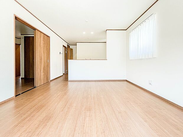 リビング横の洋室扉を開放して、パーティーの時は広々した空間造りもできますね。