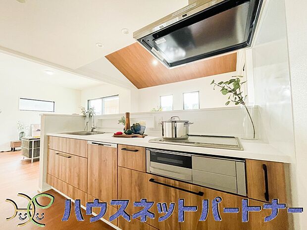 キッチン吊戸棚を無くす事によって、コミュニケーションを重視した設計に致しました。区画によって変わる一体感を、実際にご覧になって頂けましたらと思います。