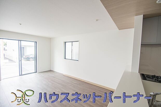 お料理できたらカウンターから手渡しができます。家族で会話をしながらお料理を楽しく。