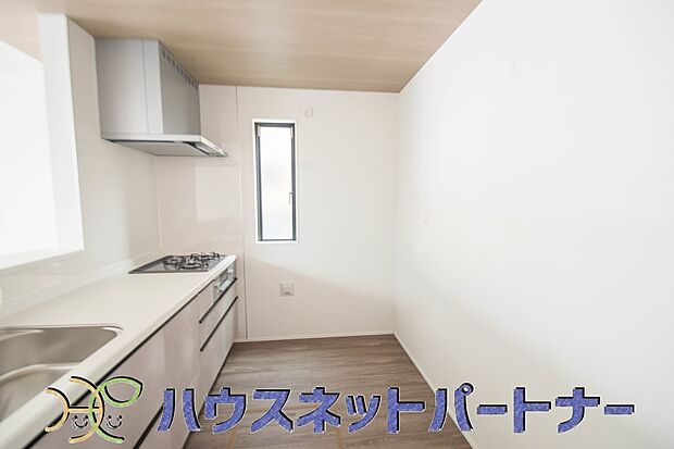 明るい自然光が入る作業スペースを多くとったキッチン採用。夫婦揃ってキッチンに立っても調理がしやすく、家事をしながら会話も弾みます。食器類もすっきりと片付く収納力。