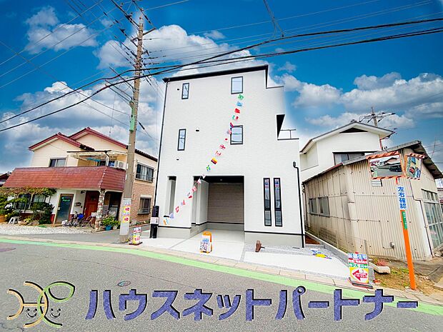 街に溶け合う美しい景観と、採光や風通しを考えて設計された間取り。近隣の視線を考え調整した窓位置など、外観だけでなく、住まうご家族の心地よさを最優先しました。