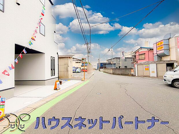 前面道路でお車を駐車するのも楽々。