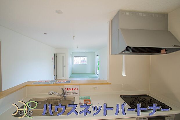 三口コンロで料理の幅を拡げてくれる使いやすいシステムキッチンを採用。洗い場も大きいので野菜や食器を洗ったりする際にも捗り、奥様の強い味方となってくれるはずです。