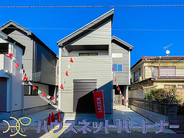 堂々たる趣ながら、主張し過ぎずどこか余裕を感じさせるシャープなフォルムで佇む邸宅は、晴天の空と照らし合わせる事で、本来あるべき完成形の姿を見せてくれます。