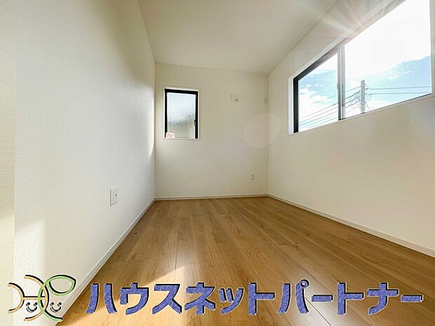 昨今のトレンドになりつつあるのが、広過ぎず、快適すぎない子ども部屋。勉強と寝るだけの部屋にすることで閉じこもりがなくなり、リビングで過ごす時間が増えると言われています。