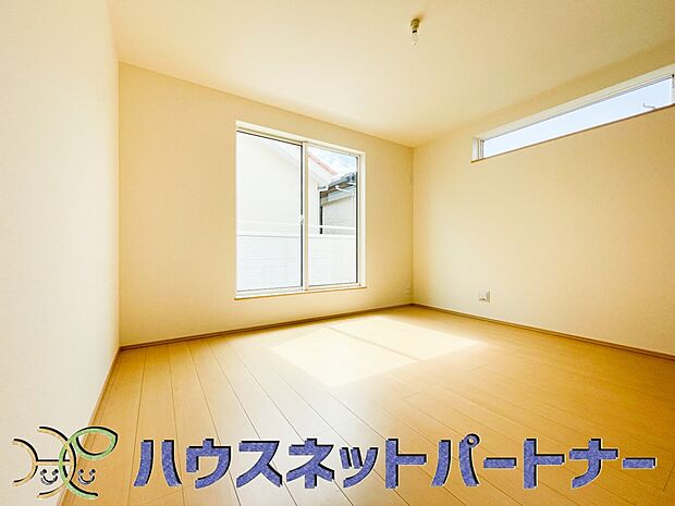 ベッドを置いて主寝室をイメージ。それでも広々してますね。