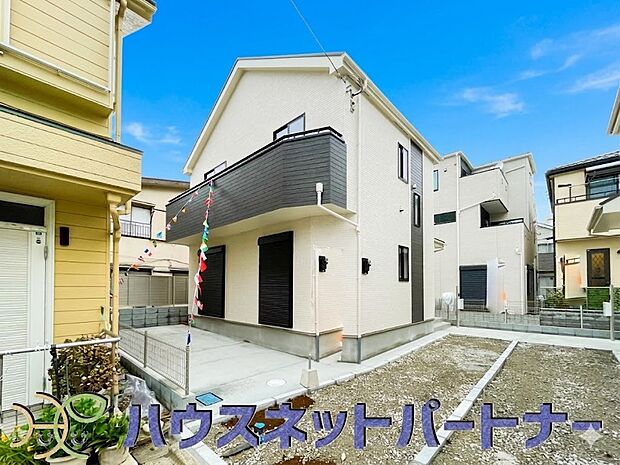 堂々たる趣ながら、主張し過ぎずどこか余裕を感じさせるシャープなフォルムで佇む邸宅は、晴天の空と照らし合わせる事で、本来あるべき完成形の姿を見せてくれます。